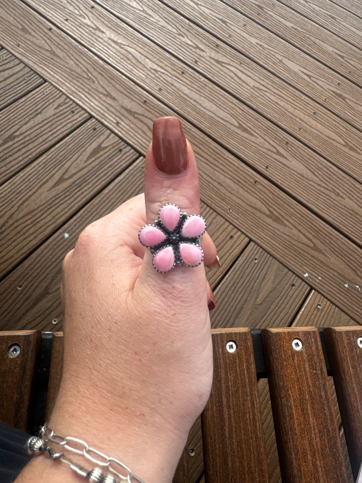 Pink conch adjusts flower ring