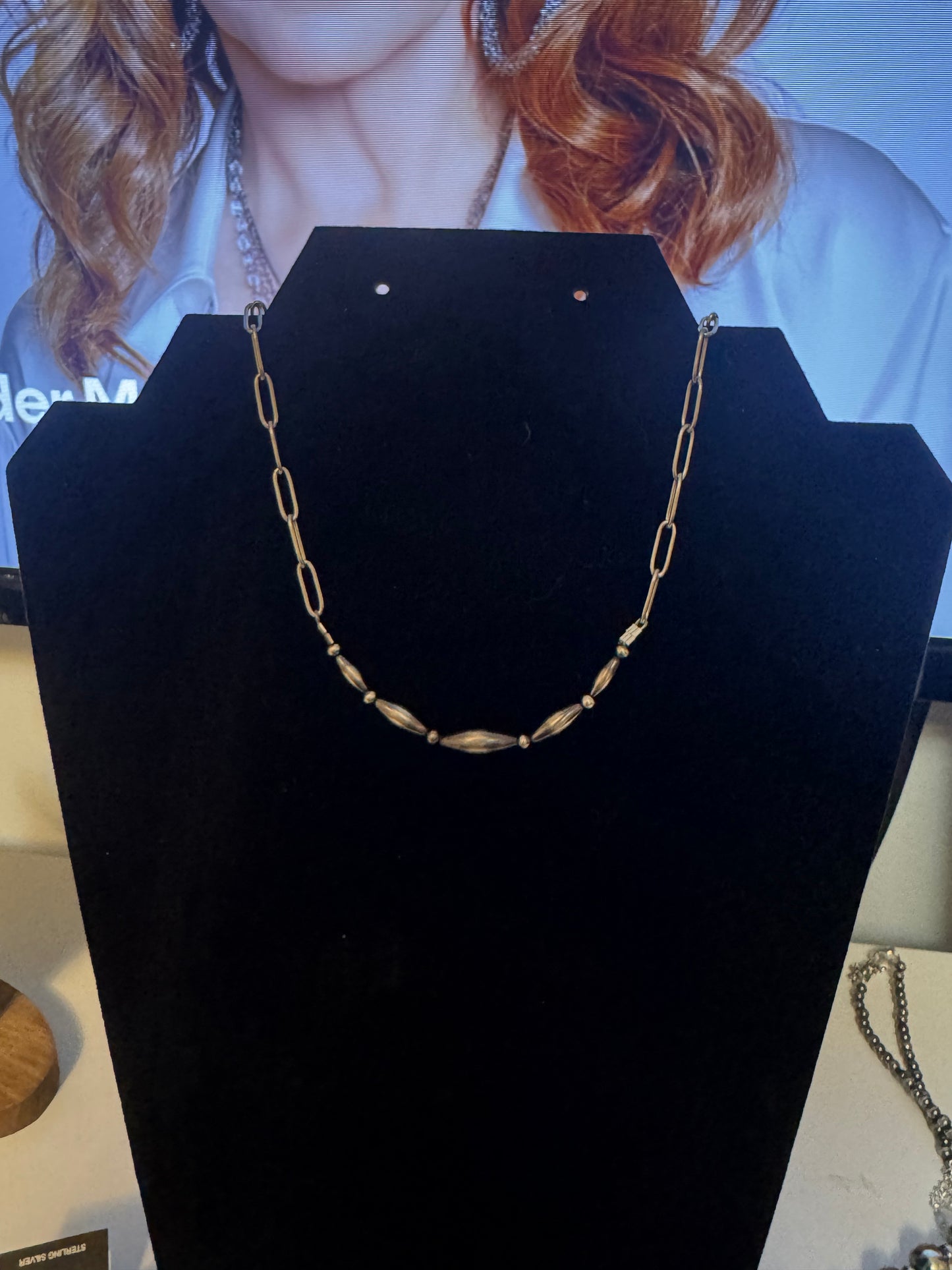 Graduated torpedo pearl bar necklace