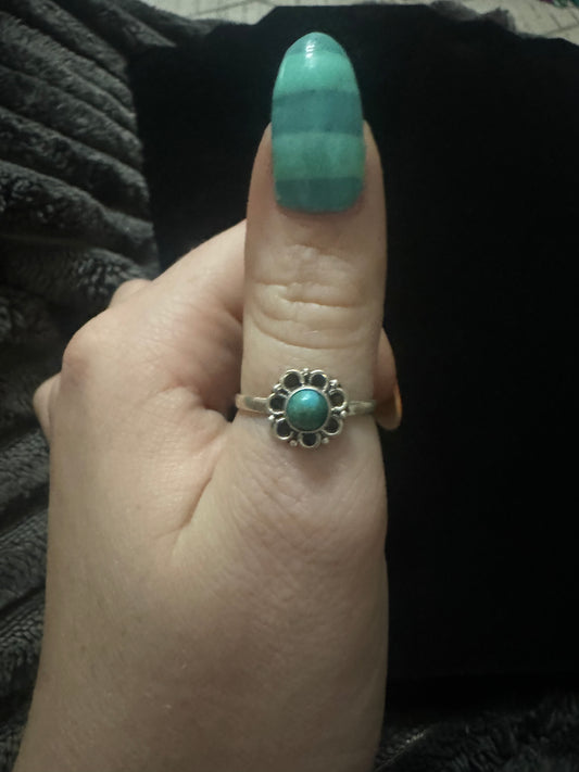 Sz 8 turquoise flower dainty ring
