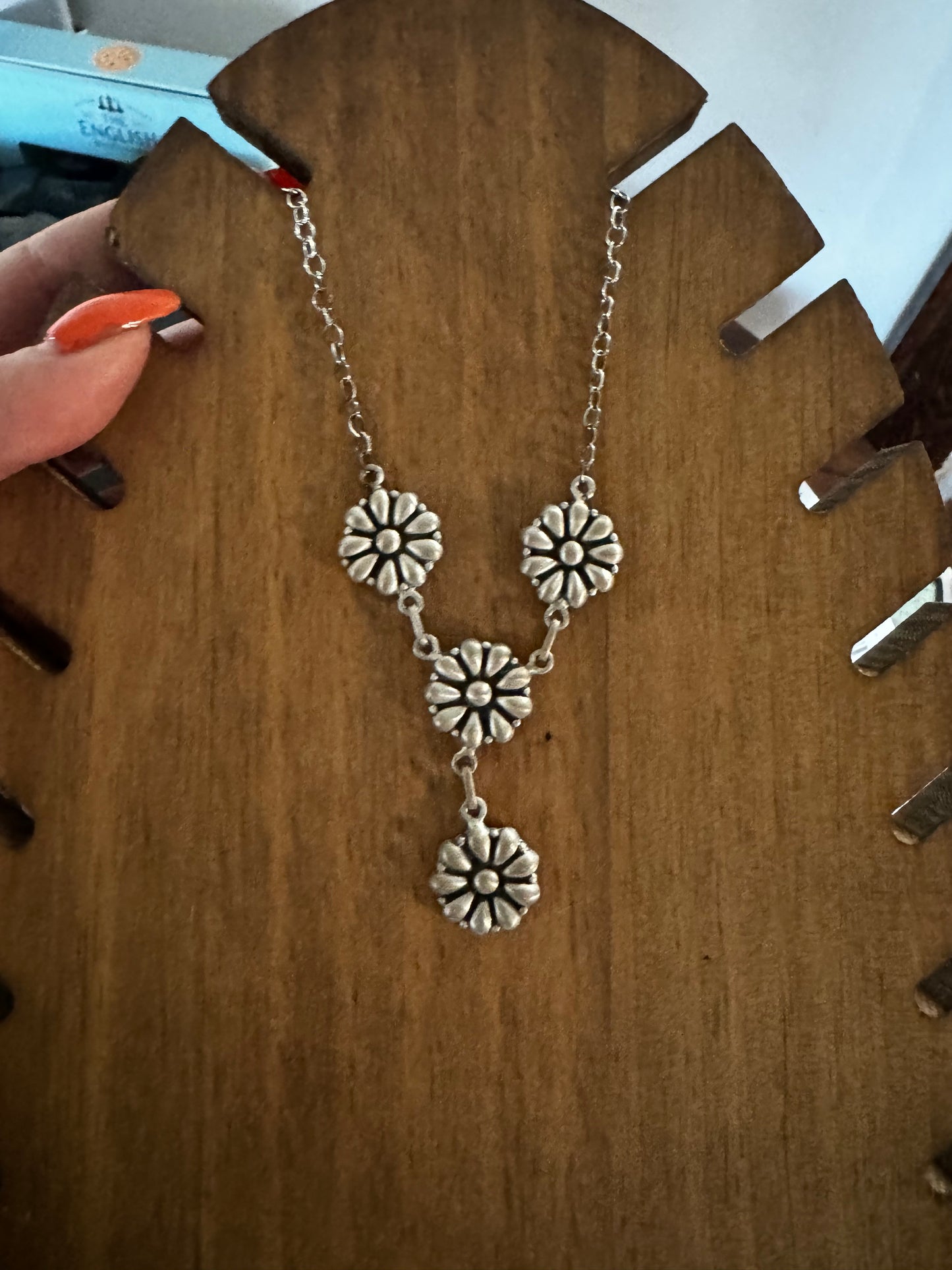 Round flower lariat cluster necklace