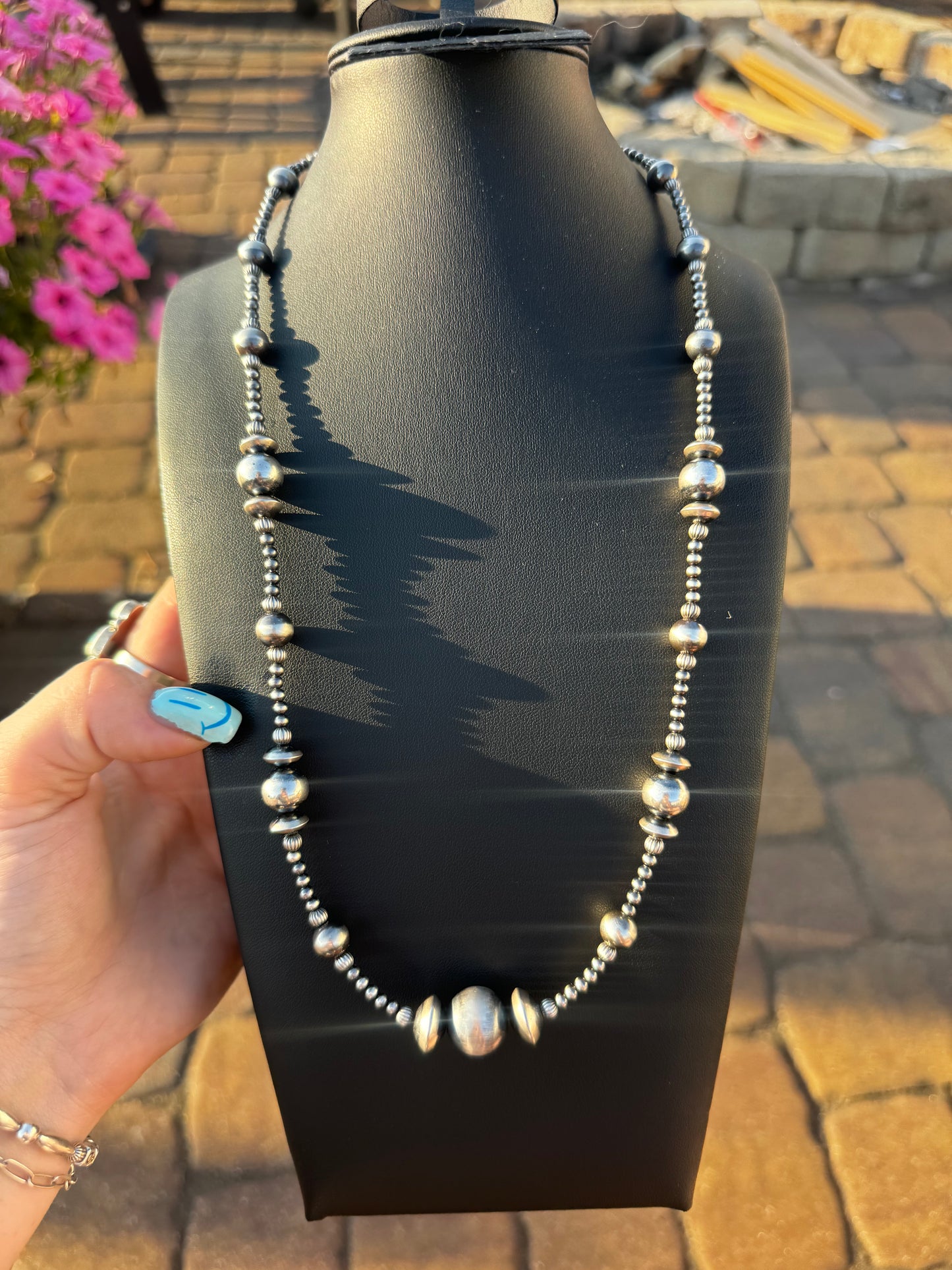 Graduated pearl necklace with melons and saucers